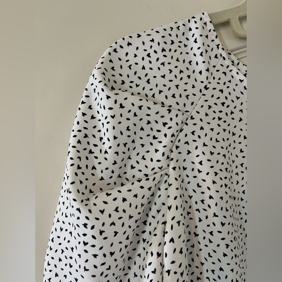 Banana Republic Rich White Small Black Patterned Blouse Women’s Size Medium - Picture 6 of 15